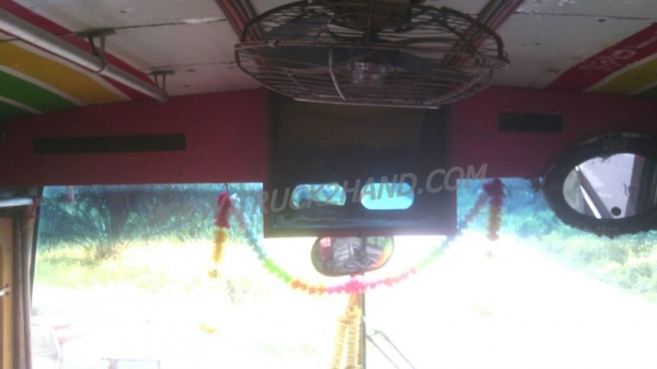 รถบัส ยี่ห้อ BENZ 34 ที่นั่ง ปีจดทะเบียน 2547  145 แรงม้า เครื่อง 6BB1