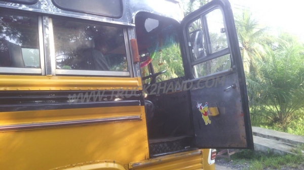 รถบัส ยี่ห้อ BENZ 34 ที่นั่ง ปีจดทะเบียน 2547  145 แรงม้า เครื่อง 6BB1