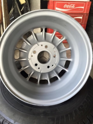 ล้อBenz เดิมสวยๆ ติดมากับรถทำสีให้ใหม่ใส่สวยๆเลยครับ