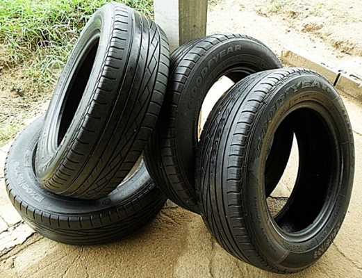 ยางขอบ15 กู๊ดเยียร์ 195-65-R15ลงพื้นปลายปี13(4เส้น2,400บ)