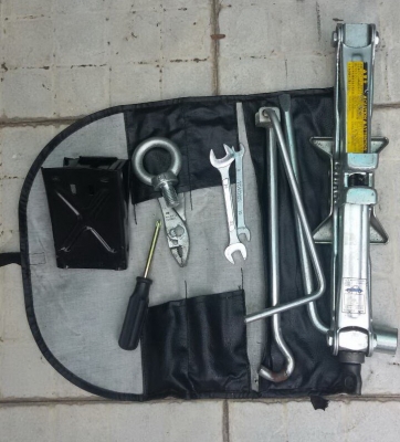 ชุดแม่แรงสะพาน (1 ตัน) และเครื่องมือประจำรถ TOYOTA