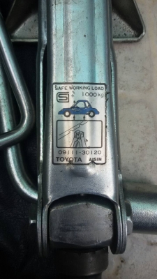 ชุดแม่แรงสะพาน (1 ตัน) และเครื่องมือประจำรถ TOYOTA