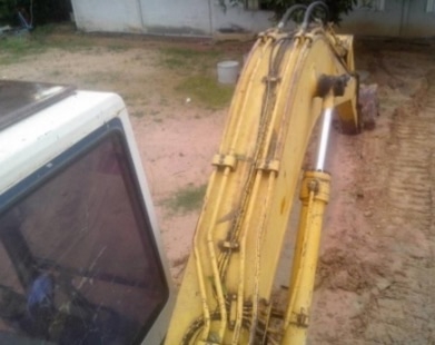 KOMATSU PC 120-5 คอนโทรลยาว รถบอดี้สวยเดิมพร้อมใช้งานได้เลย เครื่องยนต์แน่นแรงดีไม่มีเยิ้ม ปั๊มเดิมๆทำงานเร็วไม่โหลด ภายในห้องเก๋งสะอาดสวยอุปกรณ์ครบพร้อม ไฟฟ้าตัด ภายนอกบูมอาร์มสวยไม่มีปะไม่มีดาม ช่วงล่างเอวแน่นดี โรลเลอร์โซ่ใบแทรกสภาพดีประมาณ 60\% เฟลมสวย