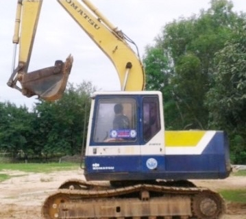 KOMATSU PC 120-5 คอนโทรลยาว รถบอดี้สวยเดิมพร้อมใช้งานได้เลย เครื่องยนต์แน่นแรงดีไม่มีเยิ้ม ปั๊มเดิมๆทำงานเร็วไม่โหลด ภายในห้องเก๋งสะอาดสวยอุปกรณ์ครบพร้อม ไฟฟ้าตัด ภายนอกบูมอาร์มสวยไม่มีปะไม่มีดาม ช่วงล่างเอวแน่นดี โรลเลอร์โซ่ใบแทรกสภาพดีประมาณ 60\% เฟลมสวย