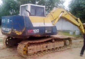 KOMATSU PC 120-5 คอนโทรลยาว รถบอดี้สวยเดิมพร้อมใช้งานได้เลย เครื่องยนต์แน่นแรงดีไม่มีเยิ้ม ปั๊มเดิมๆทำงานเร็วไม่โหลด ภายในห้องเก๋งสะอาดสวยอุปกรณ์ครบพร้อม ไฟฟ้าตัด ภายนอกบูมอาร์มสวยไม่มีปะไม่มีดาม ช่วงล่างเอวแน่นดี โรลเลอร์โซ่ใบแทรกสภาพดีประมาณ 60\% เฟลมสวย