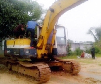 KOMATSU PC 120-5 คอนโทรลยาว รถบอดี้สวยเดิมพร้อมใช้งานได้เลย เครื่องยนต์แน่นแรงดีไม่มีเยิ้ม ปั๊มเดิมๆทำงานเร็วไม่โหลด ภายในห้องเก๋งสะอาดสวยอุปกรณ์ครบพร้อม ไฟฟ้าตัด ภายนอกบูมอาร์มสวยไม่มีปะไม่มีดาม ช่วงล่างเอวแน่นดี โรลเลอร์โซ่ใบแทรกสภาพดีประมาณ 60\% เฟลมสวย