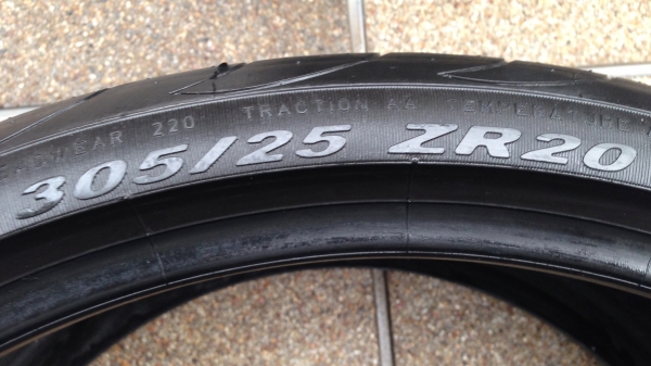ยาง PIRELLI หน้า 245 30 20 หลัง 305 25 20 ปี12 ดอกเยอะ ไม่มีปะ ยาง PIRELLI หน้า 245 30 20 หลัง 305 25 20 ปี12 ดอกเยอะ ไม่มีปะ