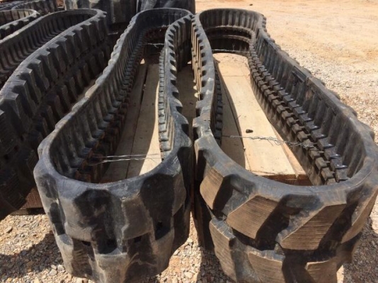 ขายแทรคยาง ใช้กับ รถขุด KOMATSU PC20/25/27 นำเข้าจากญี่ปุ่น ติดต่อ 081-2990958/089-8368497 (เจ้าของขายเอง)
