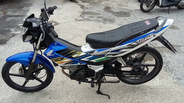 ขาย Honda sonic 125 สตาร์ทมือ ท่อไม่มีควันแน่นอน ชุดสีเดิมสนิท รถบ้าน ทะเบียนไม่ขาดต่อ ชุดโอนครับ รถอยุ่ สรงประภา ดอนเมือง กรุงเทพ เบอ 089