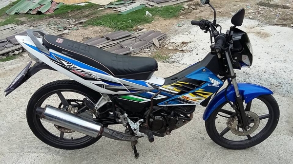 ขาย Honda sonic 125 สตาร์ทมือ ท่อไม่มีควันแน่นอน ชุดสีเดิมสนิท รถบ้าน ทะเบียนไม่ขาดต่อ ชุดโอนครับ รถอยุ่ สรงประภา ดอนเมือง กรุงเทพ เบอ 089