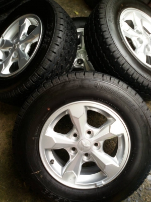 ล้อมิตซูบิชิ ขอบ 15 พร้อมยาง 215 70 15 bridgestone ปี 15 ชุดล่ะ 13,500