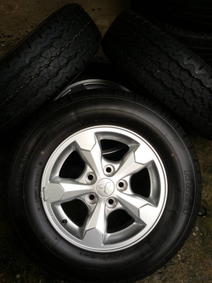 ล้อมิตซูบิชิ ขอบ 15 พร้อมยาง 215 70 15 bridgestone ปี 15 ชุดล่ะ 13,500
