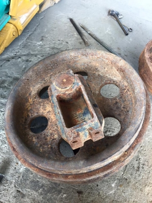 ล้อนำ PC200-6 ของใน  ราคา 7,000 บาท