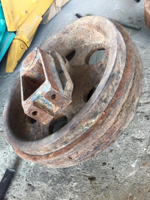 ล้อนำ PC200-6 ของใน  ราคา 7,000 บาท