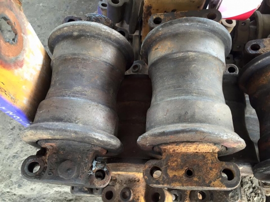 โรลเลอร์ PC200-5 -6 เก่าใน  ราคาลูกละ 2,000 บาท