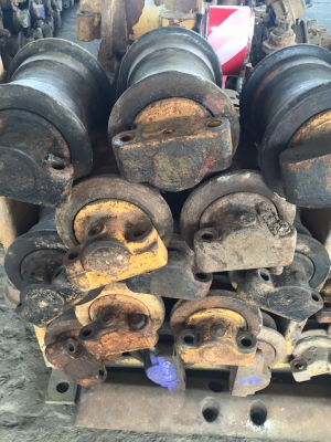 โรลเลอร์ PC200-5 -6 เก่าใน  ราคาลูกละ 2,000 บาท