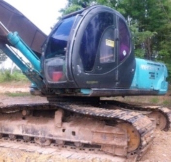 KOBELCO MARK V SK 200 ไฟฟ้าหน้าจอครบ เครื่องเดิมปั๊มเดิมๆสภาพดีพร้อมใช้งานได้เลยครับ รถบอดี้สวยเดิมๆ ภายในเก๋งอุปกรณ์ครบพร้อมใช้งานได้คล่องตัวทำงานดีไม่โหลด ภายนอกบูมอาร์มมีปะบ้างนิดหน่อยใช้งานได้ดีปกติไม่มีปัญหาครับ ช่วงล่างเอวแน่น เฟลมสวยไม่มีผุกร่อน สป