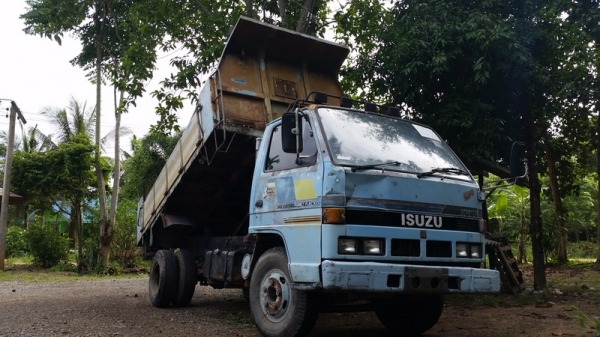 ขายรถ6ล้อดั้ม isuzu  nkr110 ห้างแท้สีเดิมๆหัวบางๆไม่เคยทำสี