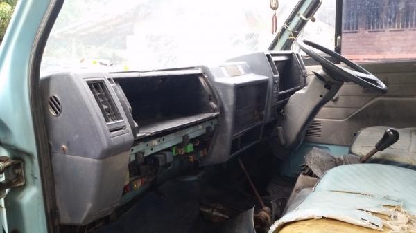 ขายรถ6ล้อดั้ม isuzu  nkr110 ห้างแท้สีเดิมๆหัวบางๆไม่เคยทำสี