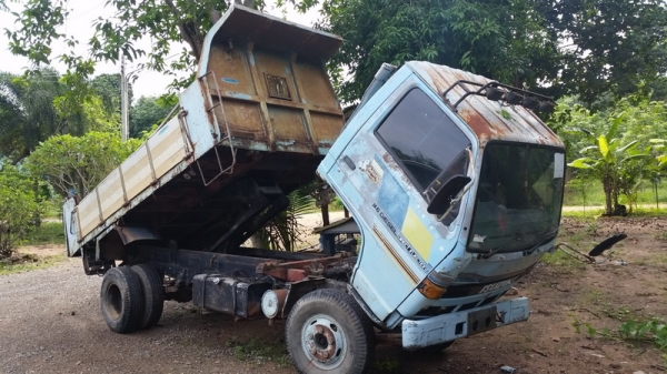 ขายรถ6ล้อดั้ม isuzu  nkr110 ห้างแท้สีเดิมๆหัวบางๆไม่เคยทำสี