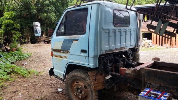 ขายรถ6ล้อดั้ม isuzu  nkr110 ห้างแท้สีเดิมๆหัวบางๆไม่เคยทำสี