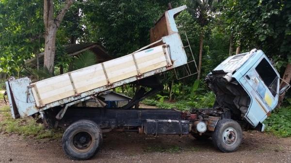 ขายรถ6ล้อดั้ม isuzu  nkr110 ห้างแท้สีเดิมๆหัวบางๆไม่เคยทำสี