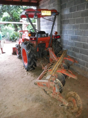 ขายรถไถ KUBOTA L3608 เอกสารเล่มทะเบียน ใบมีดดันหน้า ผาน 5 เหล็กคราดหลัง ไมล์ 1800 ชม.ราคา 320000