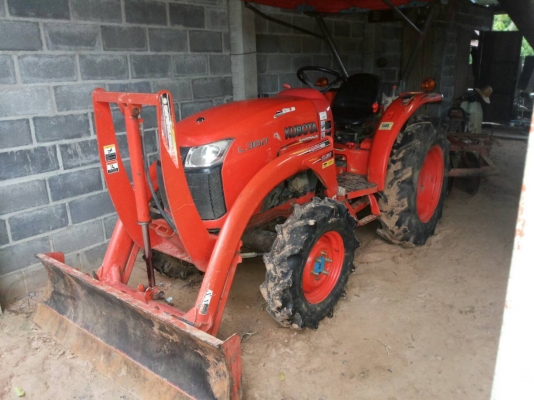 ขายรถไถ KUBOTA L3608 เอกสารเล่มทะเบียน ใบมีดดันหน้า ผาน 5 เหล็กคราดหลัง ไมล์ 1800 ชม.ราคา 320000