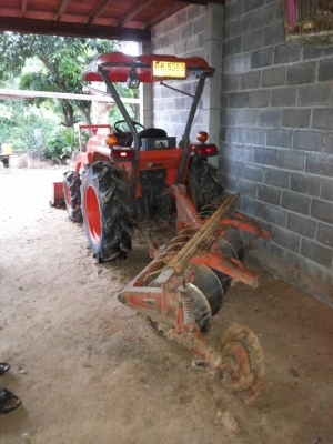 ขายรถไถ KUBOTA L3608 เอกสารเล่มทะเบียน ใบมีดดันหน้า ผาน 5 เหล็กคราดหลัง ไมล์ 1800 ชม.ราคา 320000