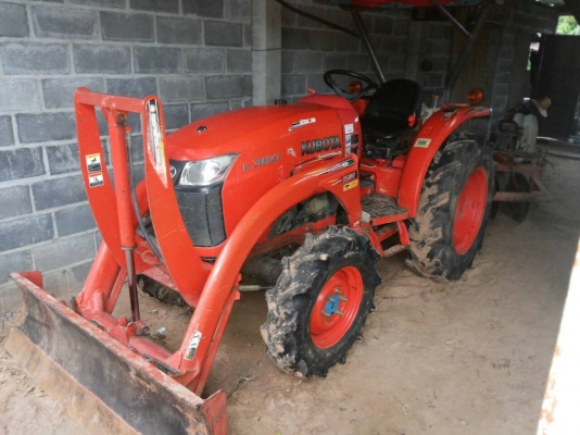ขายรถไถ KUBOTA L3608 เอกสารเล่มทะเบียน ใบมีดดันหน้า ผาน 5 เหล็กคราดหลัง ไมล์ 1800 ชม.ราคา 320000