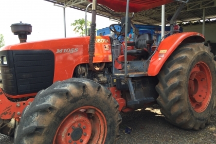 ขาย KUBOTA M105S มีอุปกรณ์ ดันหน้าผานหลัง รถห้างแท้ใช้งาน ทะเบียนไม่ขาด