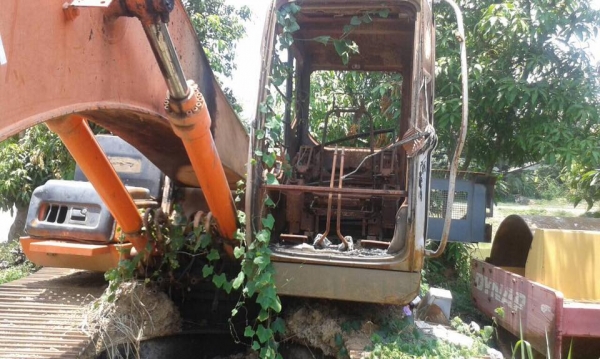 ขายรถแบ็คโฮ ฮิตาซิ ZX 200-3 รถถูกไฟไหม้ ส่วนที่โดน ภายในเก๋งและระบบไฟ ส่นที่เหลือไม่โดน เอกสารครบ อินวอย์ชุดจด