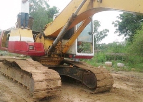 KOMATSU PC 200-5 คอนโทรลสั้น ตูดแดง ไฟฟ้าหน้าจอครบ เครื่องยนต์เดิมๆติดตั้งเทอร์โบอินเตอร์เครื่องแรงดีมากๆครับ ปั๊มเดิมแห้งดีแรงดีไม่มีแตกเยิ้ม ภายในห้องเก๋งสะอาดสวย ไฟฟ้าครบ คอนโทรลสั้นใช้งานง่ายคล่องตัวสุดๆครับ ภายนอกบูมอาร์มสวยซีลกระบอกมีแตกเยิ้มบ้างเล็