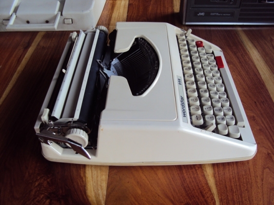 ขายเครื่องพิมพ์ดีดแบกระเป๋าหิ้ว ภาษาไทย  OLYMPIA