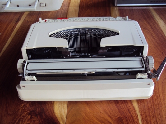 ขายเครื่องพิมพ์ดีดแบกระเป๋าหิ้ว ภาษาไทย  OLYMPIA