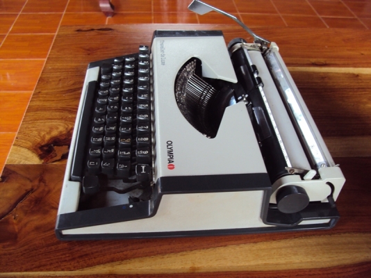 ขายเครื่องพิมพ์ดีดแบกระเป๋าหิ้ว ภาษาไทย  OLYMPIA