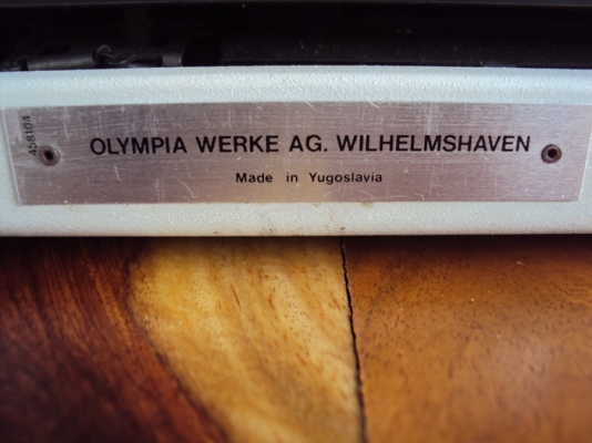ขายเครื่องพิมพ์ดีดแบกระเป๋าหิ้ว ภาษาไทย  OLYMPIA