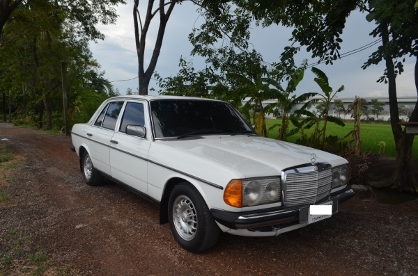 ขายรถเบนซ์ w123 สีขาว เครื่องเดิมๆขับได้ปกติ ขายรถเบนซ์ w123 สีขาว เครื่องเดิมๆขับได้ปกติ
