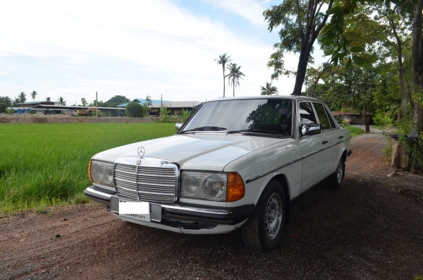 ขายรถเบนซ์ w123 สีขาว เครื่องเดิมๆขับได้ปกติ ขายรถเบนซ์ w123 สีขาว เครื่องเดิมๆขับได้ปกติ