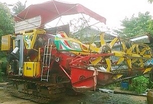 ขายรถเกี่ยวข้าวเกษตรพัฒนา รุ่น จ้าวช้างไวไฟ ปี 51 พร้อมใช้งานได้เลยครับ เครื่องยนต์ 210 HP HINO JO8C อุ้ม 2.5 ตัน ปั๊มไดกิ้นเบอร์ 23 แห้งดีแรงดีไม่มีเยิ้ม ช่วงล่างตัวเดิน 12 สภาพดีสุดๆพร้อมใช้งานได้เลย ราคาต่อรองได้ครับ