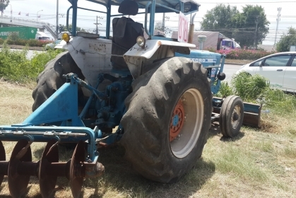 ขายรถไถฟอร์ด 6600 มีพานหน้า และพานหลัง 7 ใบ พร้อมใช้ 088-4501277