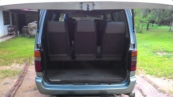 รถตู้หัวจรวด