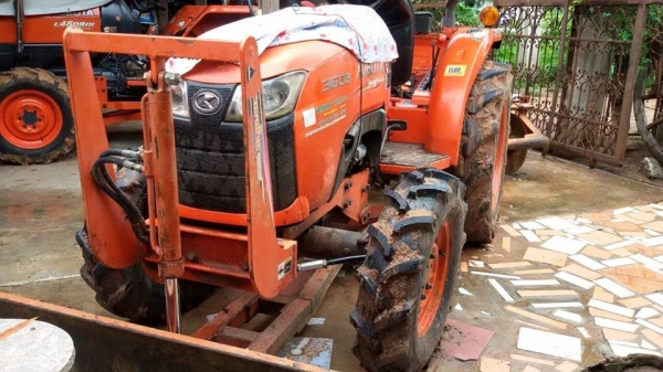 ขายรถไถ KUBOTA L3608 ใช้งานได้ 69ชั่วโมง อุปกรณ์ดันหน้า-ผานหลัง สภาพสวยพร้อมใช้งาน เอกสารพร้อมโอน สนใจโทร 090-8588220คุณนะ 093-3258446คุณบิว ID:narong498 หรือเข้าดูสินค้าอื่นๆได้ที่ www.truck.in.th/498 หรือเพจFacebook ณรงค์ ซื้อขายรถมือสอง (เว็บไซต์ส่วนตั