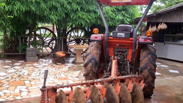 ขายรถไถ KUBOTA L3608 ใช้งานได้ 69ชั่วโมง อุปกรณ์ดันหน้า-ผานหลัง สภาพสวยพร้อมใช้งาน เอกสารพร้อมโอน สนใจโทร 090-8588220คุณนะ 093-3258446คุณบิว ID:narong498 หรือเข้าดูสินค้าอื่นๆได้ที่ www.truck.in.th/498 หรือเพจFacebook ณรงค์ ซื้อขายรถมือสอง (เว็บไซต์ส่วนตั