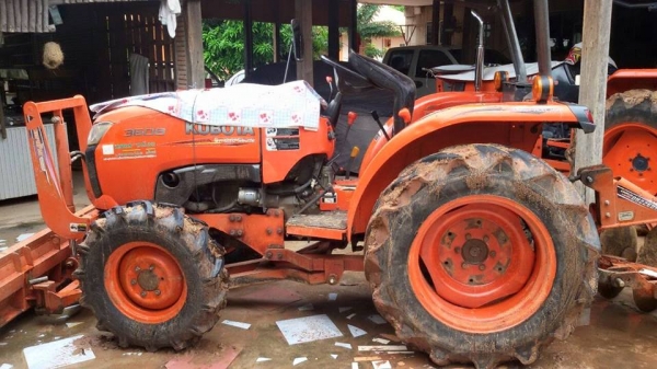 ขายรถไถ KUBOTA L3608 ใช้งานได้ 69ชั่วโมง อุปกรณ์ดันหน้า-ผานหลัง สภาพสวยพร้อมใช้งาน เอกสารพร้อมโอน สนใจโทร 090-8588220คุณนะ 093-3258446คุณบิว ID:narong498 หรือเข้าดูสินค้าอื่นๆได้ที่ www.truck.in.th/498 หรือเพจFacebook ณรงค์ ซื้อขายรถมือสอง (เว็บไซต์ส่วนตั