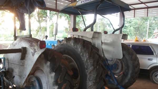 **153,000 บ.ต่อรอง/// รถไถ FORD 4000 T2 เพลาเดียว **ขายรถไถ FORD 55แรง เพลาเดียว ตัวเปล่า FORD 4000 3สูบ 55แรง T2 เสื้อเรียบ (โค้ดระบุ ปีผลิต1970) เช็ค/ฟิต ใหม่ เครื่องดี แรงดี เครื่องยนต์ดีเซล FORD ENGINE:C5NNE 6015 V-T2> ปั้มดี แรงดีครับ เกียร์ดี< **153,000 บ.ต่อรอง/// รถไถ FORD 4000 T2 เพลาเดียว **ขายรถไถ FORD 55แรง เพลาเดียว ตัวเปล่า FORD 4000 3สูบ 55แรง T2 เสื้อเรียบ (โค้ดระบุ ปีผลิต1970) เช็ค/ฟิต ใหม่ เครื่องดี แรงดี เครื่องยนต์ดีเซล FORD ENGINE:C5NNE 6015 V-T2> ปั้มดี แรงดีครับ เกียร์ดี<