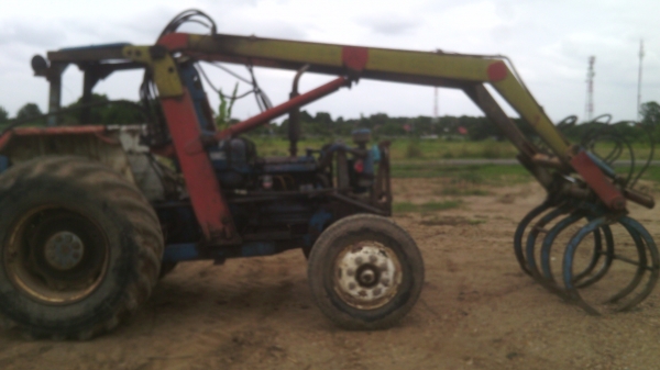 ขายรถไถFORD    รุ่น77   ติดคีบอ้อยของกมล   พร้อมใช้งานไม่มีทะเบียน0810076640