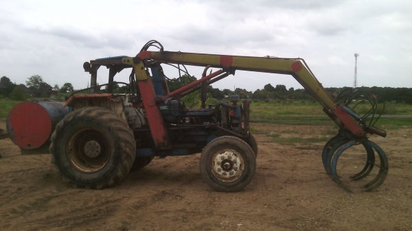 ขายรถไถFORD    รุ่น77   ติดคีบอ้อยของกมล   พร้อมใช้งานไม่มีทะเบียน0810076640