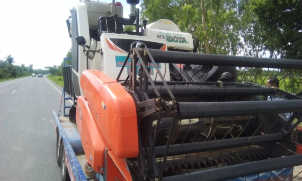 ขายรถเกี่ยวคูโบต้า dc 70  แบบรองกระสอบ  สภาพพร้อมใช้ หกร้อยกว่า ชั้วโมง