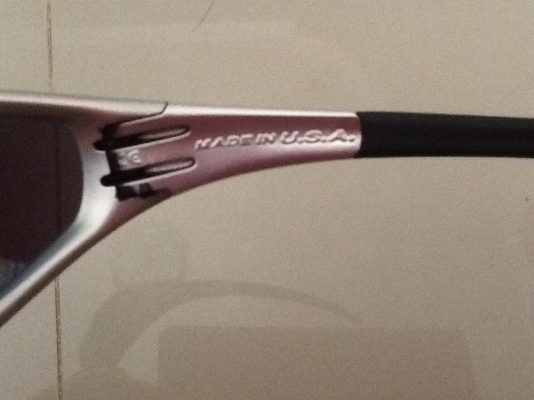 แว่นตากันแดดยี่ห้อ Oakley (โอ๊คเล่ย์) ของแท้ USA แว่นตากันแดดยี่ห้อ Oakley (โอ๊คเล่ย์) ของแท้ USA